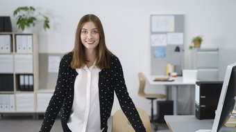 Eine junge Frau steht in einem Buero